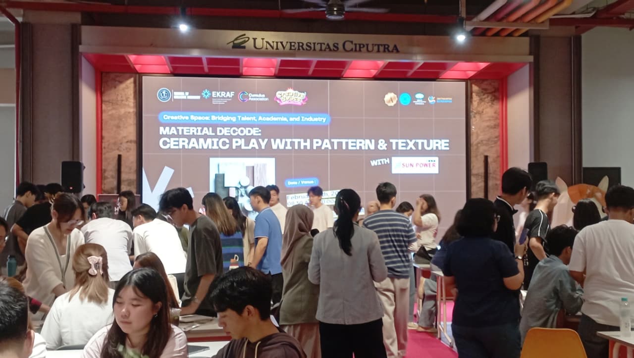 Industri Kreatif Universitas Ciputra Ajak Pelajar Eksplorasi Desain Material lewat Workshop Keramik