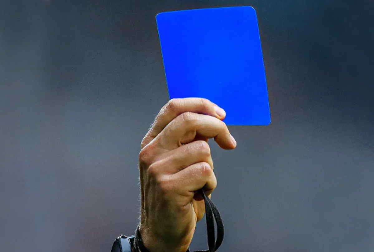 Waduh! Penggunaan Kartu Biru untuk Wasit di Sepak Bola Profesional Terancam Batal, Ini Alasannya