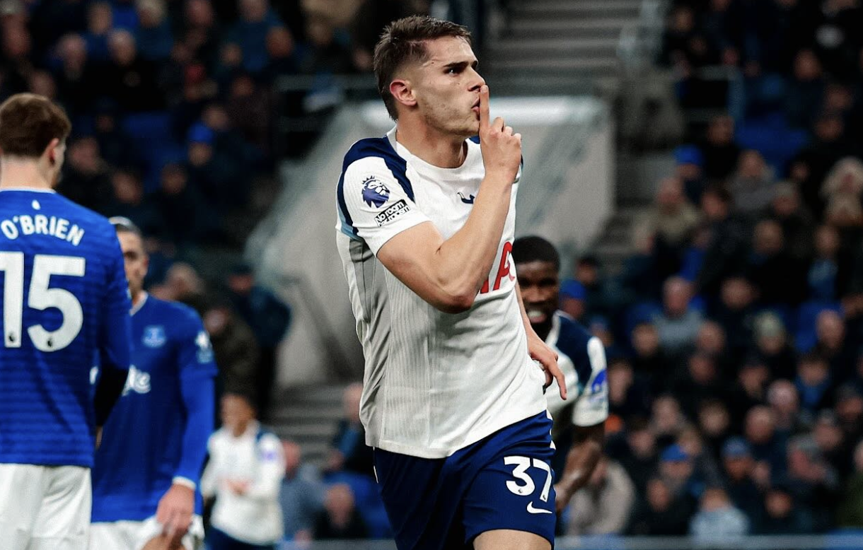 Robertson Dikorbankan, Liverpool Rela Kejar Van de Ven di Tengah Ancaman Manchester dan Real Madrid 