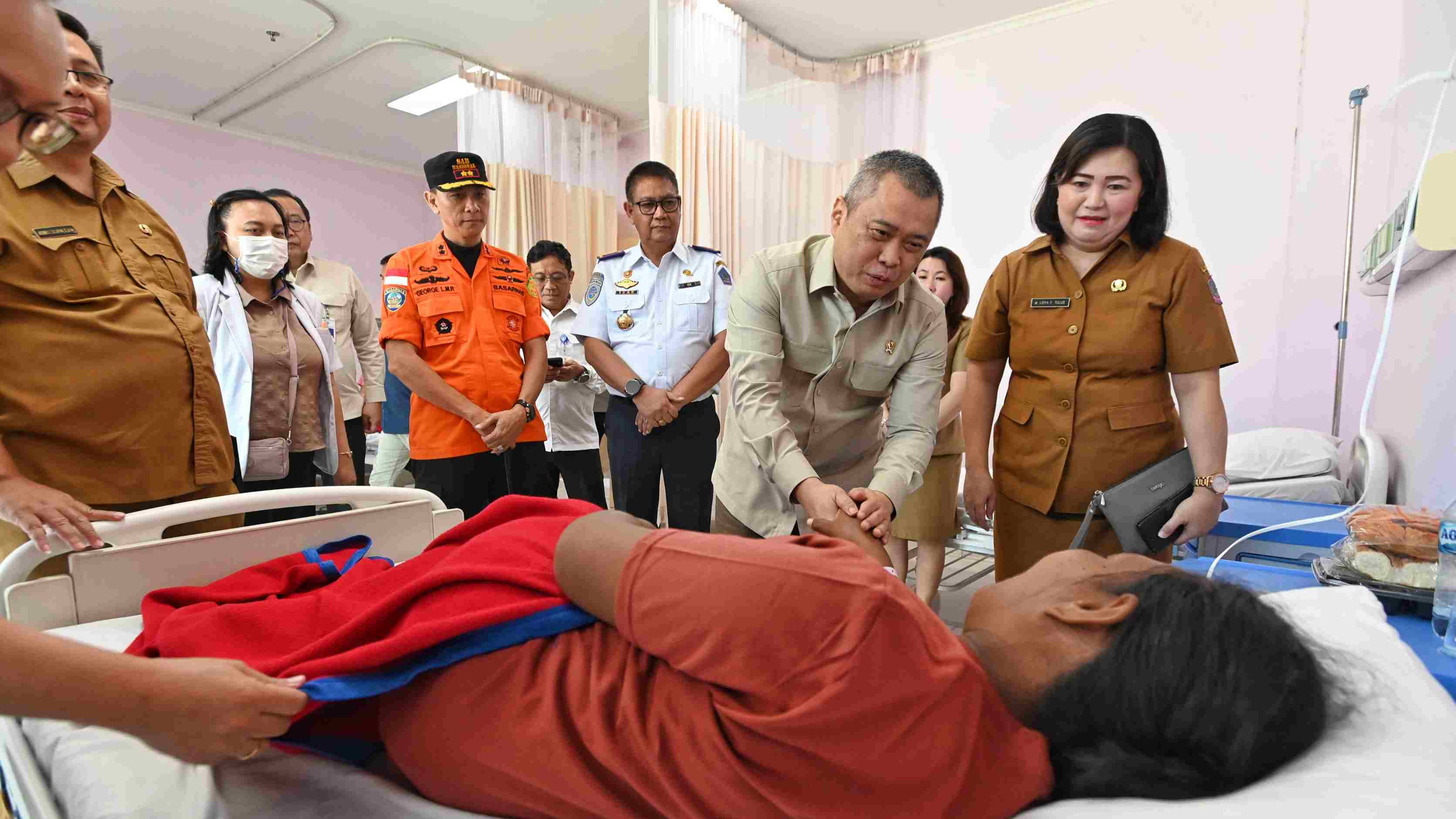 Menhub Temui Korban KM Barcelona VA: Pemerintah Sampaikan Duka Cita