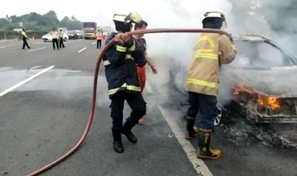 Mobil Ford Ecosport Terbakar di Tol Tangerang-Merak KM 33, BPBD Sampai Kerahkan Armada Damkar