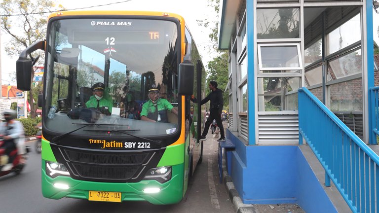 Antrean Sesaat Transportasi Publik