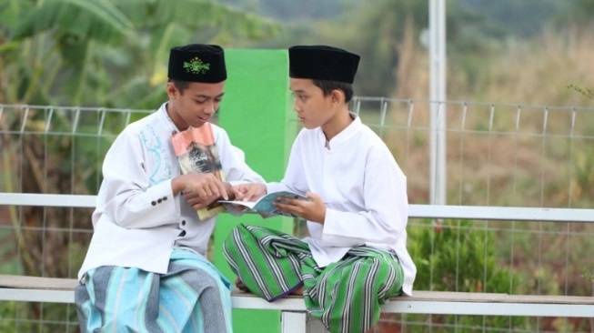 Hari Santri 2025: Antara Kemuliaan Pesantren dan Jerat Framing Negatif Media