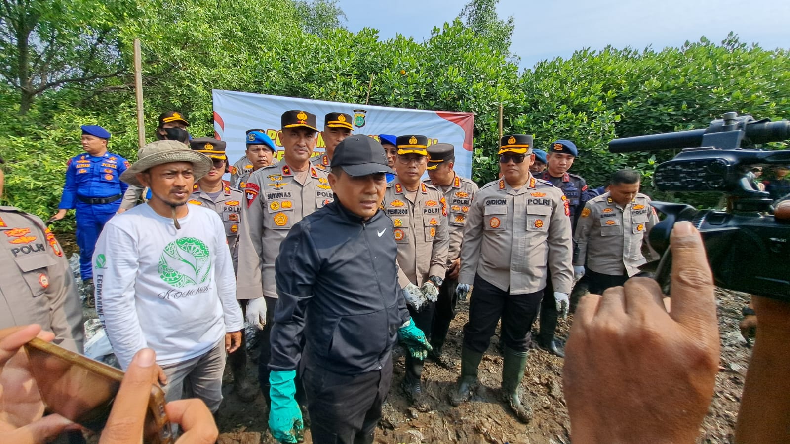 Kapolda Metro dan Pemerintah DKI Jakarta Bersih-bersih Sampah di Hutan Mangrove Jakarta Utara