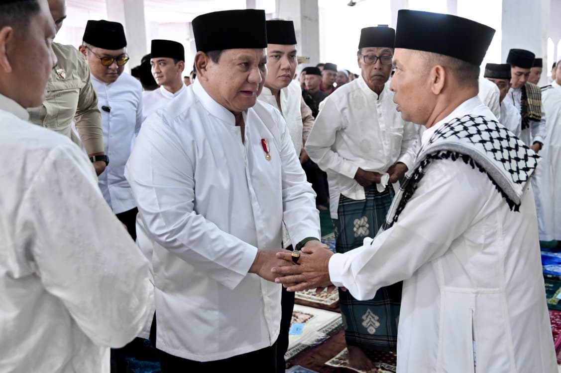 Potret Prabowo Salat Id dan Rayakan Idulfitri Bersama Masyarakat Aceh Tamiang