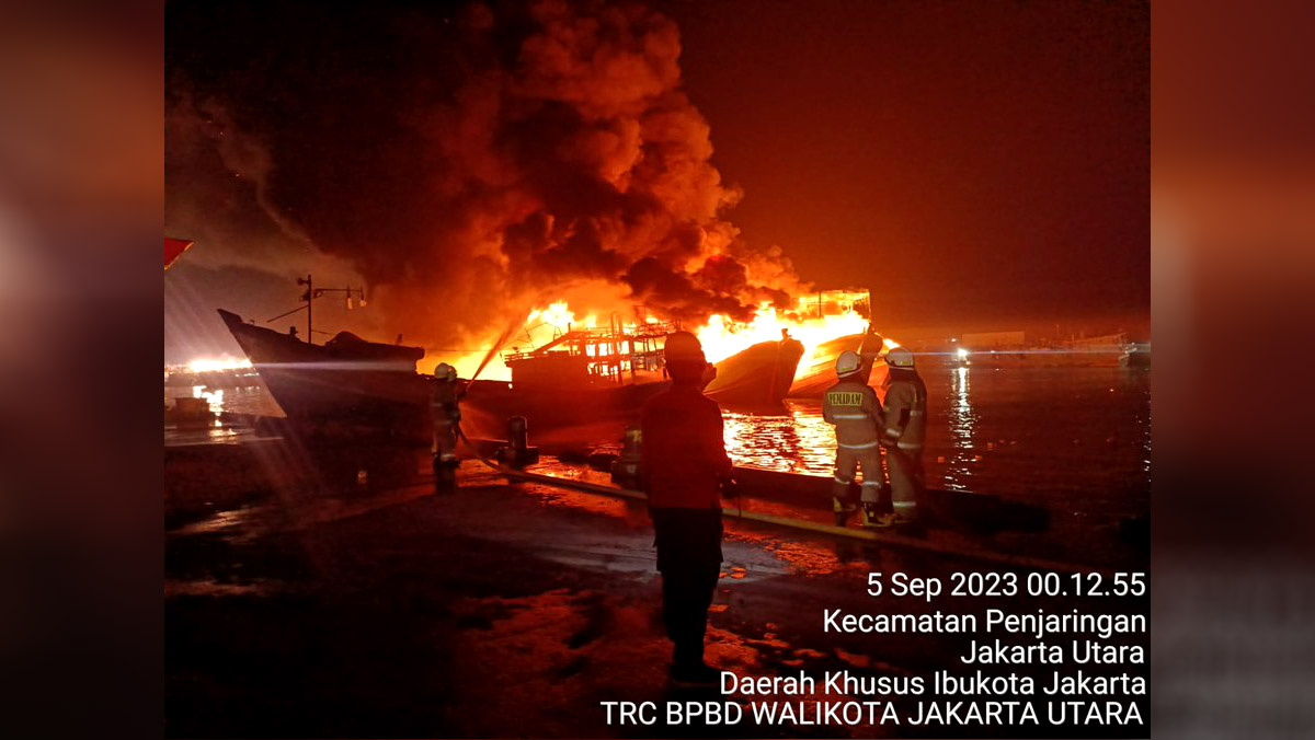9 Kapal Nelayan Terbakar di Pelabuhan Muara Baru