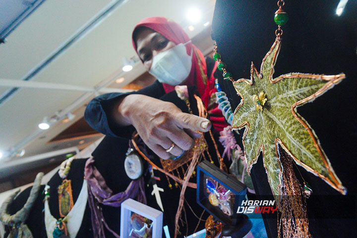 Di Surabaya International Jewellery Fair 2022 di Shangri-La Hotel Surabaya, Ada Perhiasan Ecoprint dari Daun Jarak 