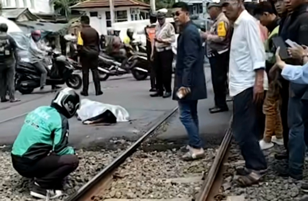 Diduga Bunuh Diri, Pria Tewas Terlindas Kereta di Perlintasan WTC Mangga Dua