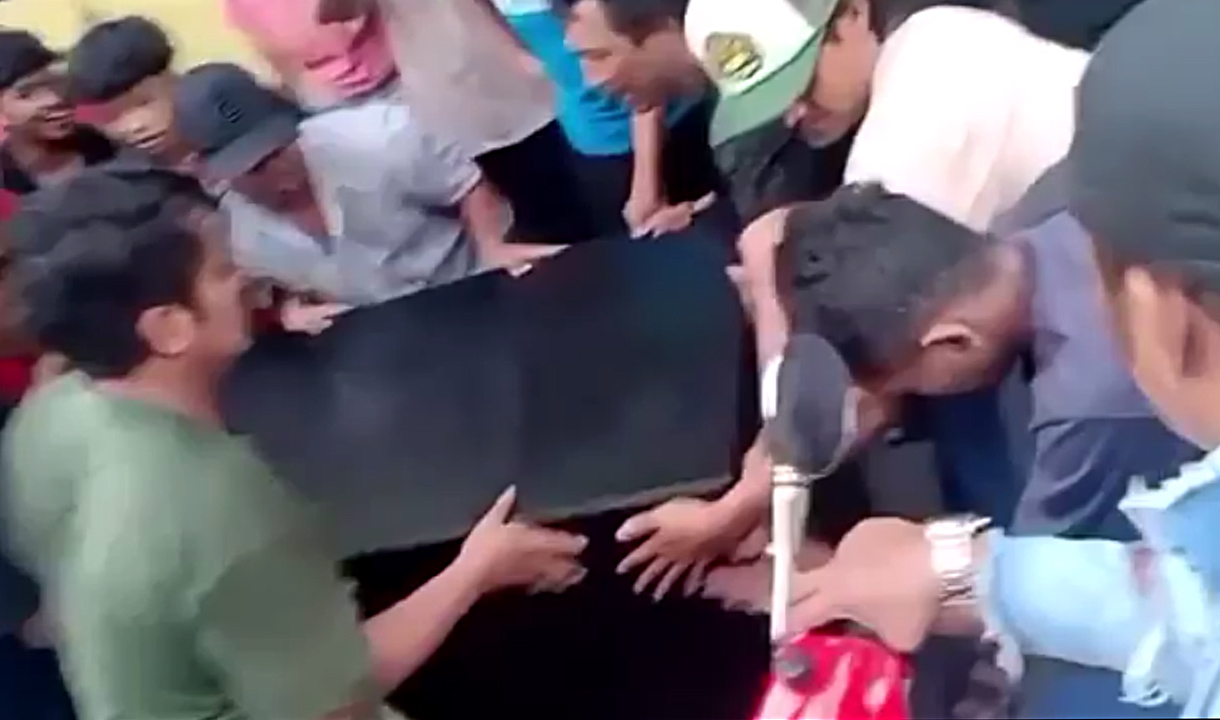 Brankas di Rumah Ahmad Sahroni Diarak Massa, Pamerkan Uang 1.000 Dolar Singapura