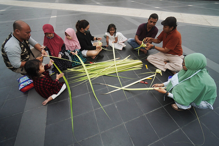 Workshop Menganyam Ketupat bersama Kampoeng Dolanan Bangkitkan Tradisi Kupatan