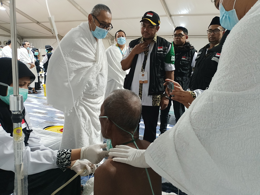 Jelang Wukuf, Kakek 75 Tahun Dilarikan ke Pos Kesehatan Arafah karena Tersedak Kue Bolu