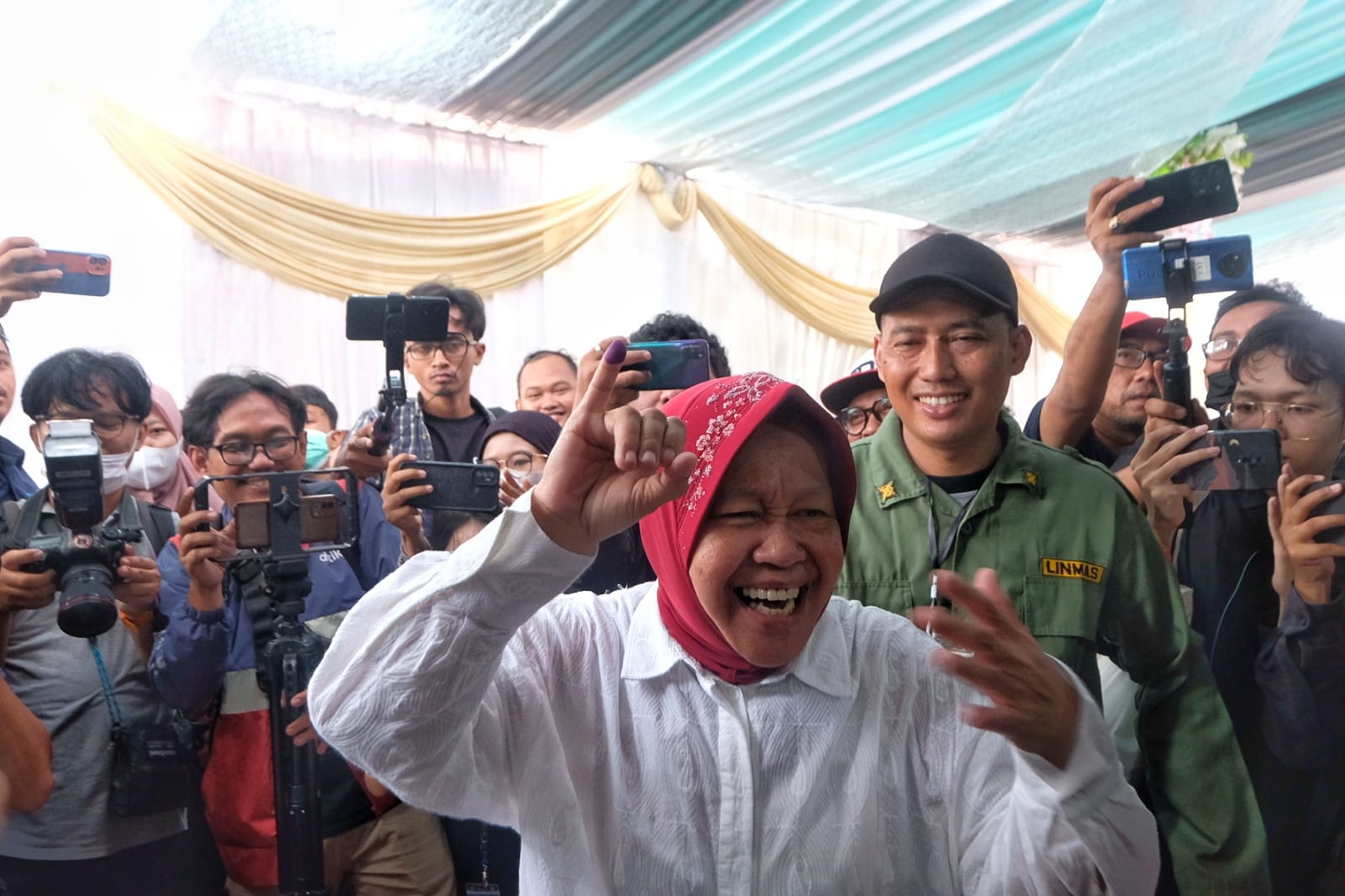 Risma Nyoblos di TPS 016 Jajar Tunggal, Warga Antusias Ikut Menyemarakkan Pilkada 2024