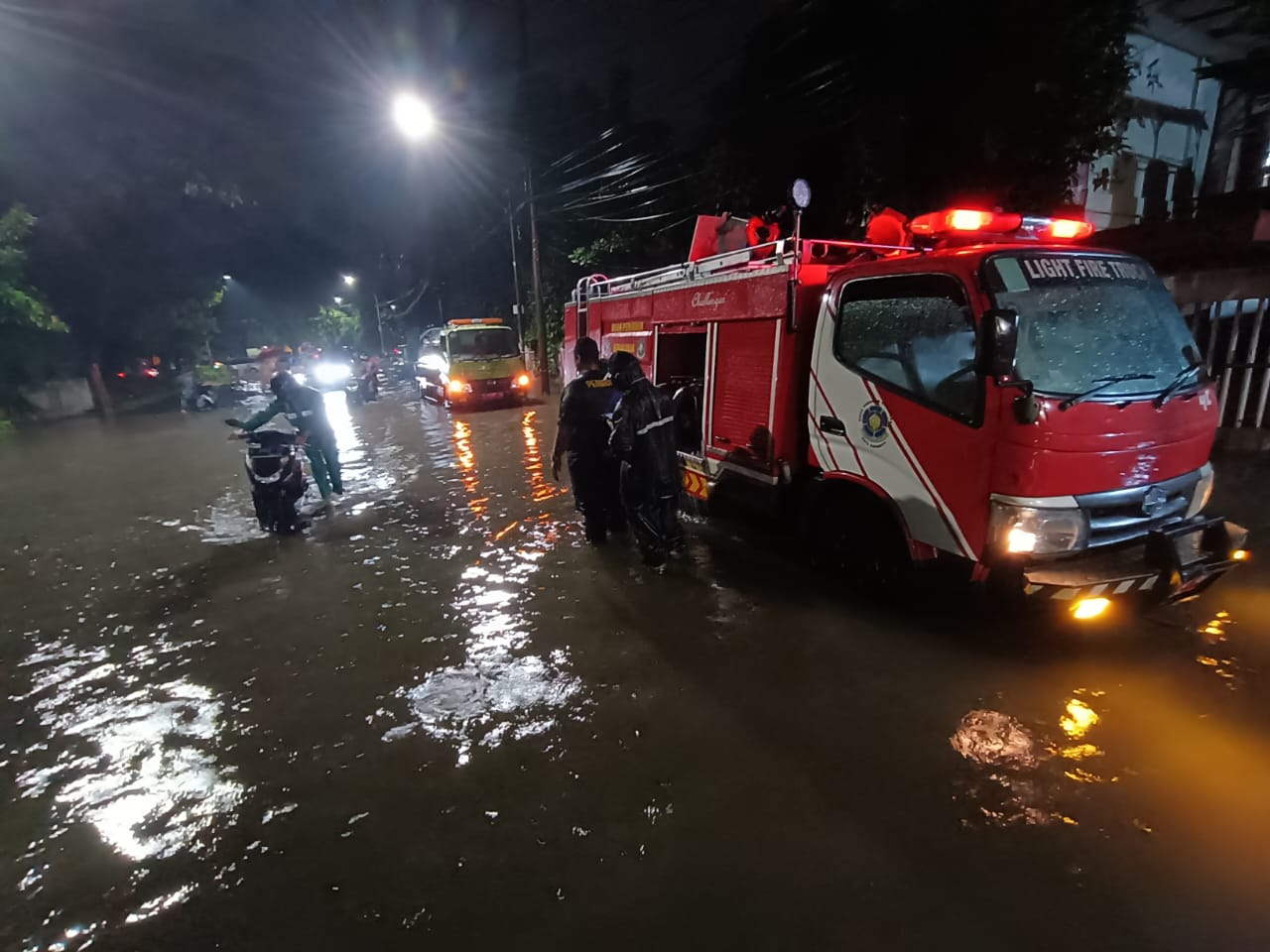 Surabaya Banjir, Eri Minta Warga Bahu Membahu Lengkapi Saluran di Permukiman 