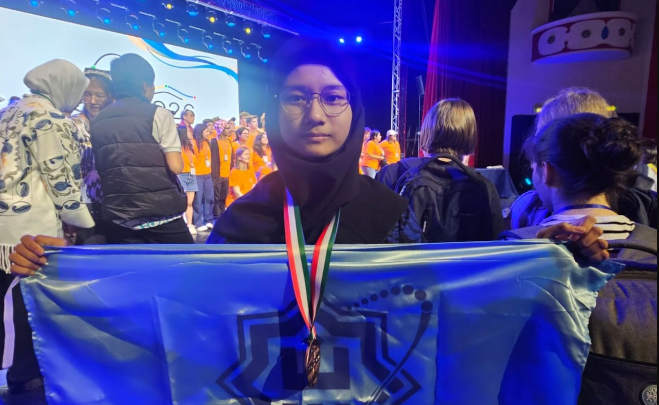 Khairunnisa Tumbangkan Programmer Dunia, Siswi MAN IC Serpong Bersinar di Olimpiade Informatika Italia 