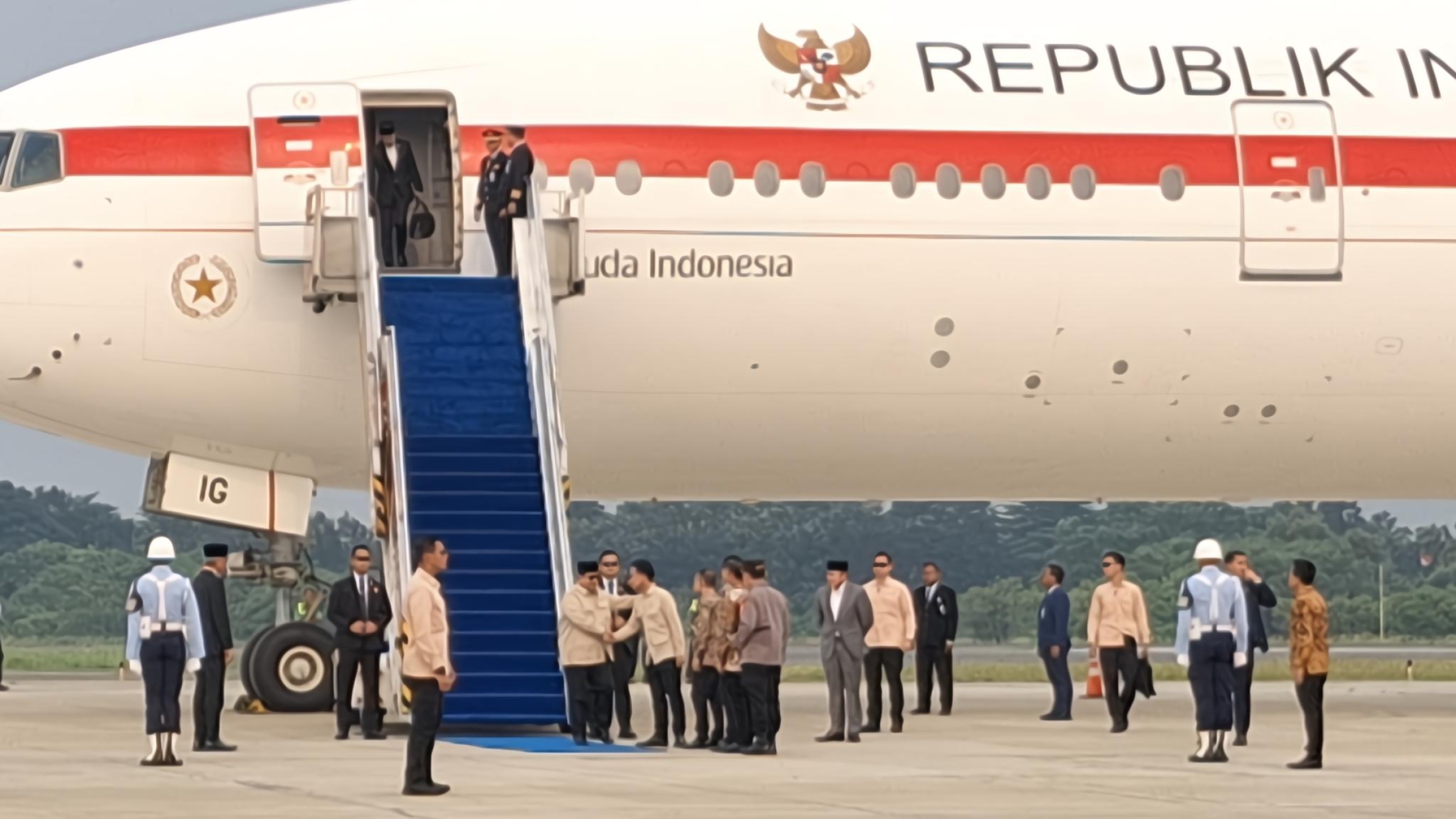 Tiba di Tanah Air Usai Lawatan Luar Negeri, Prabowo Salami dan Rangkul Gibran