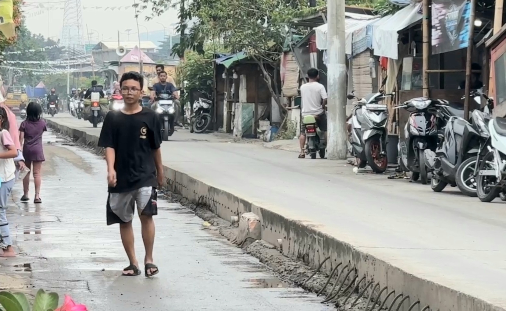 Proyek Jalan Era Ahok di Pejagalan Mangkrak, Cuma Dibeton Setengah, Bahayakan Warga