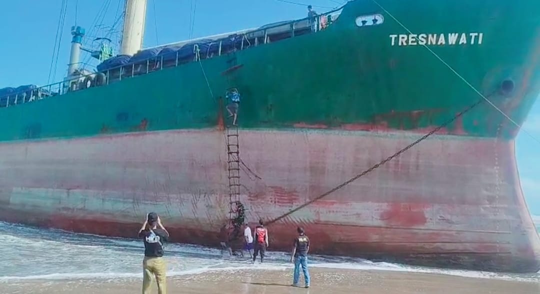 2 Bulan Terdampar, Kapal Kargo Tresnawati Jadi Tontonan Warga di Pantai Kutakarang Pandeglang