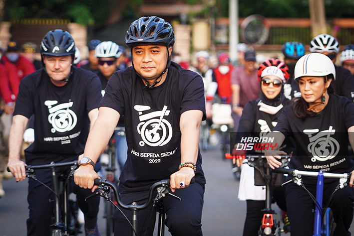Pencinta Brompton ’’Racuni” Eri Cahyadi dalam Peringatan Bike World Day 2022 di Surabaya