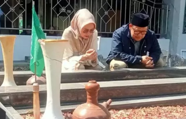 Jelang Deklarasi, Cak Imin Ziarah Makam Ayah dan Kakeknya di Jombang