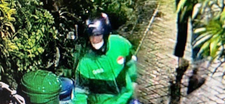 Pria Berjaket Ojol Gasak Scoopy di Sawahan Surabaya, Aksi Terekam CCTV