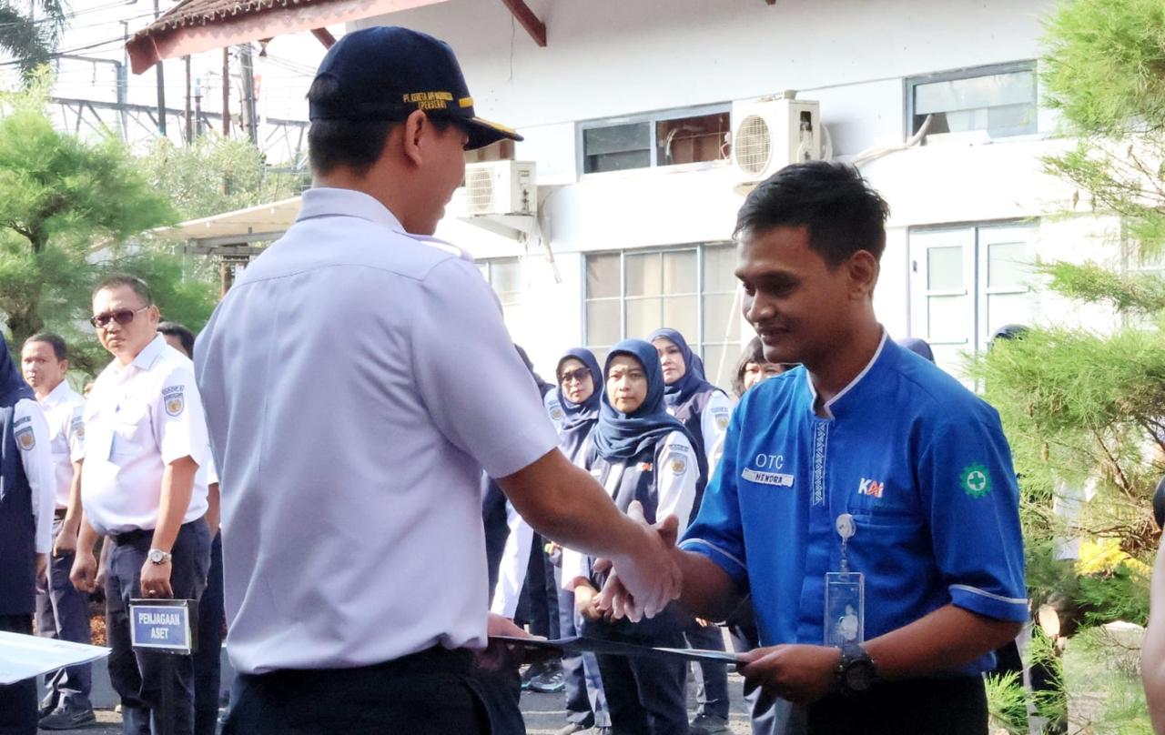 Kembalikan HP Penumpang, 6 Petugas KAI Ini Diganjar Penghargaan 