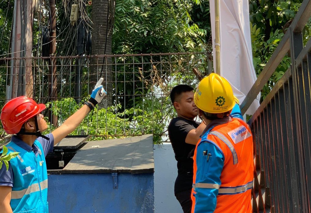 Bahaya! PLN Minta Warga Tak Pasang Umbul-umbul Dekat Jaringan Listrik