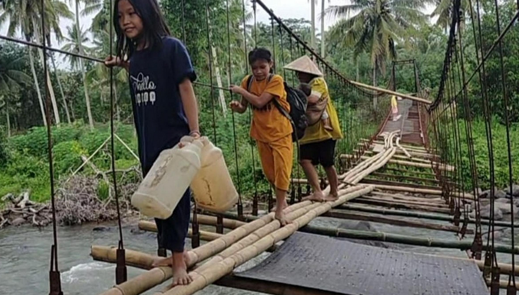 Warga Empat Lawang Bertaruh Nyawa Sebrangi Sungai Lewat Jembatan Tidak Layak 