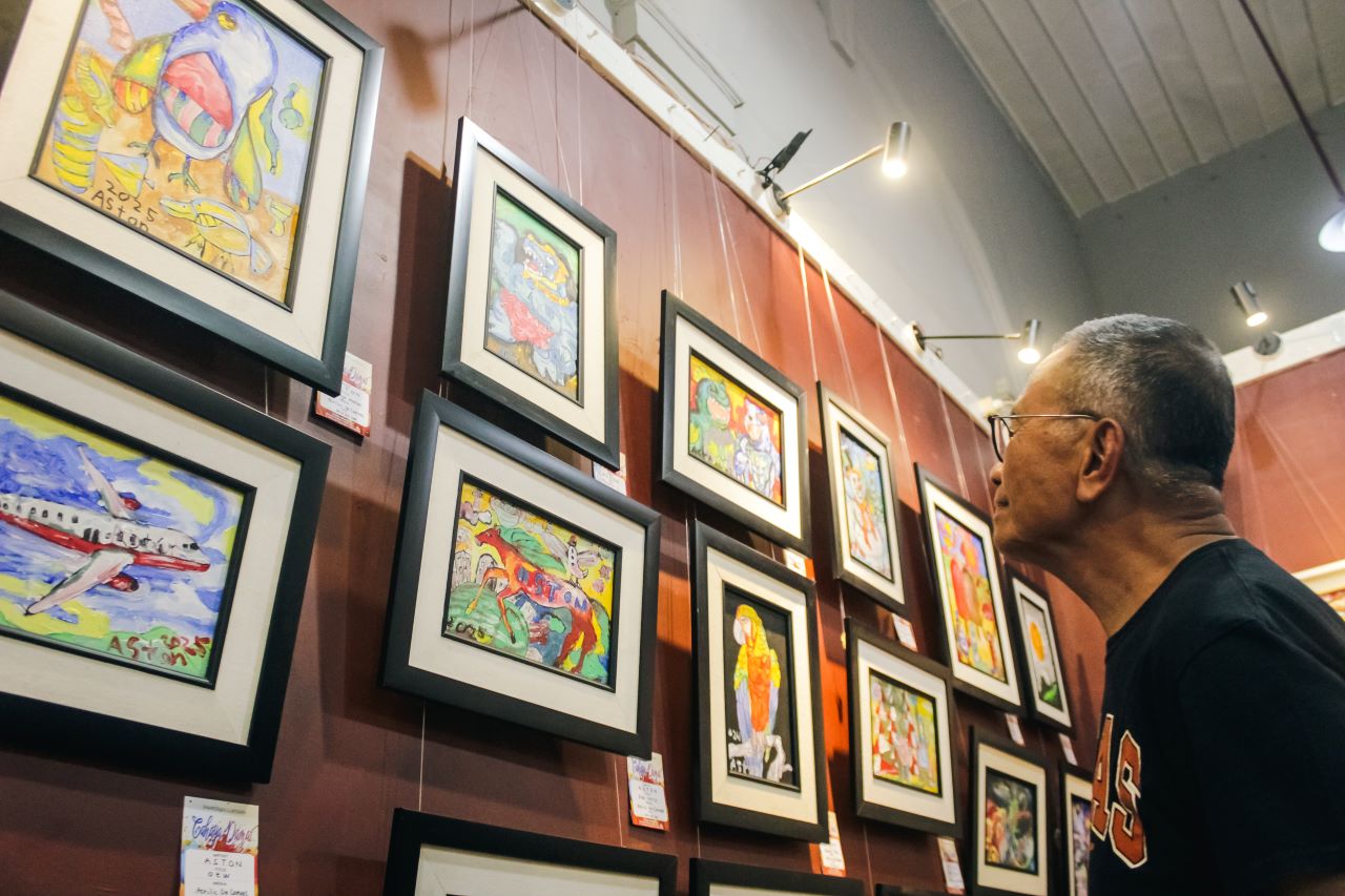 Ekspresi Seni Pelukis Cilik dalam Cahaya Damai di Galeri Merah Putih Surabaya: Beri Dukungan, Jangan Dibatasi 