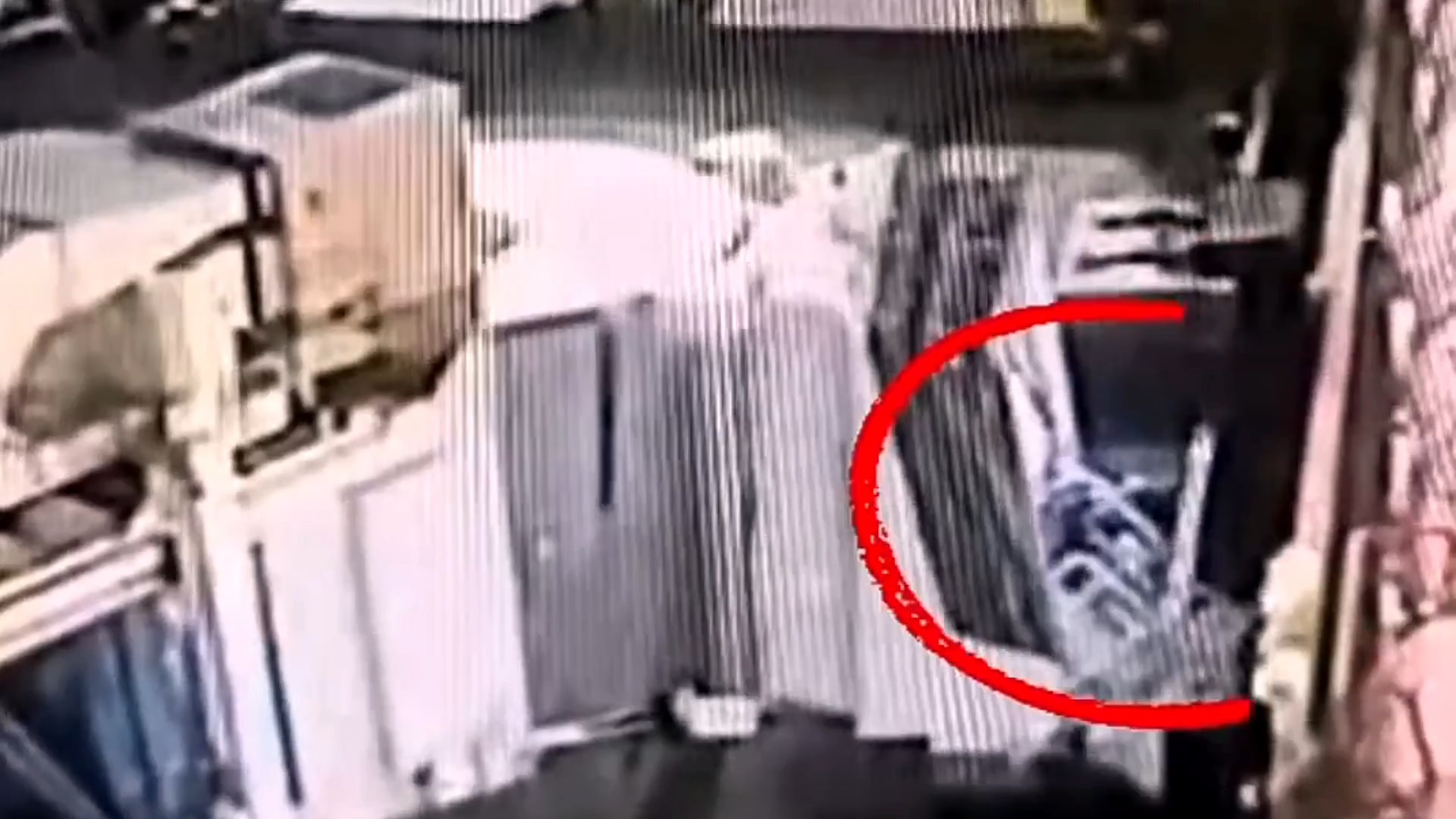 Dua Pemudik Jatuh ke Laut Saat Hendak Masuk Kapal di Merak!