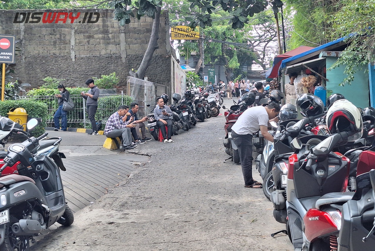 Baru kemarin Kebanjiran, Banyak Pemotor Tetap Parkir di Luar Mal Gandaria City