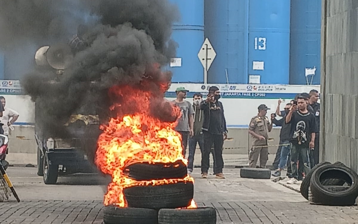 Aduh! Aksi Demo di Kantor Pusat Bank BTN Jadi Anarkis, Massa Mambakar Ban dan Memaksa Masuk