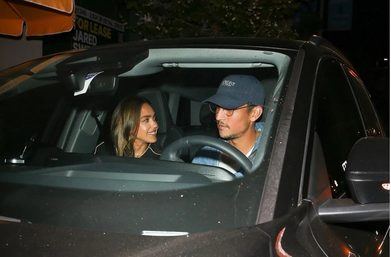Jessica Alba dan Danny Ramirez Terlibat Hubungan Romantis