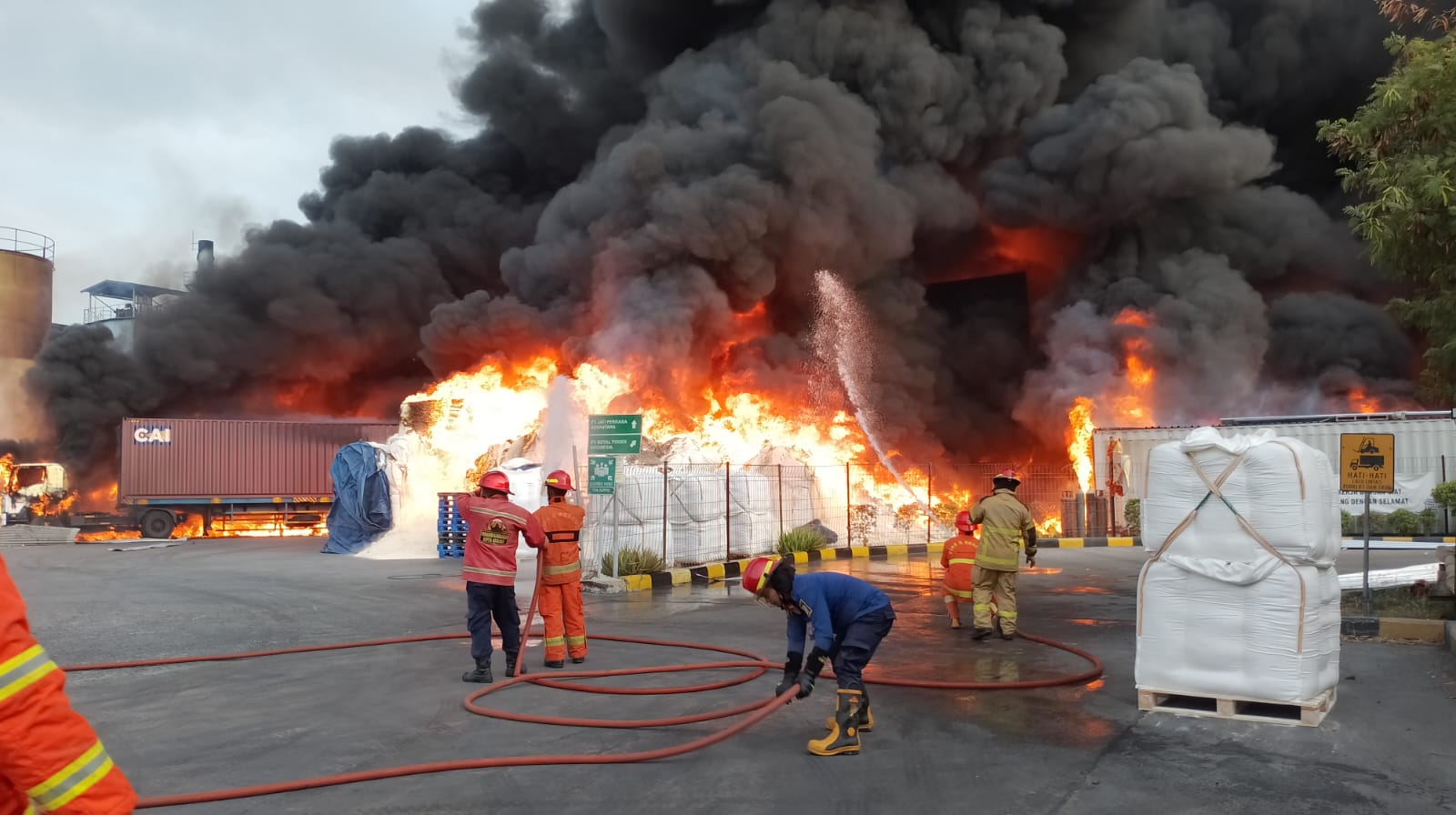 Lapar Saat Bongkar Muat, Sopir Truk Ini Selamat dari Amukan Api yang Hanguskan Pabrik di Bekasi