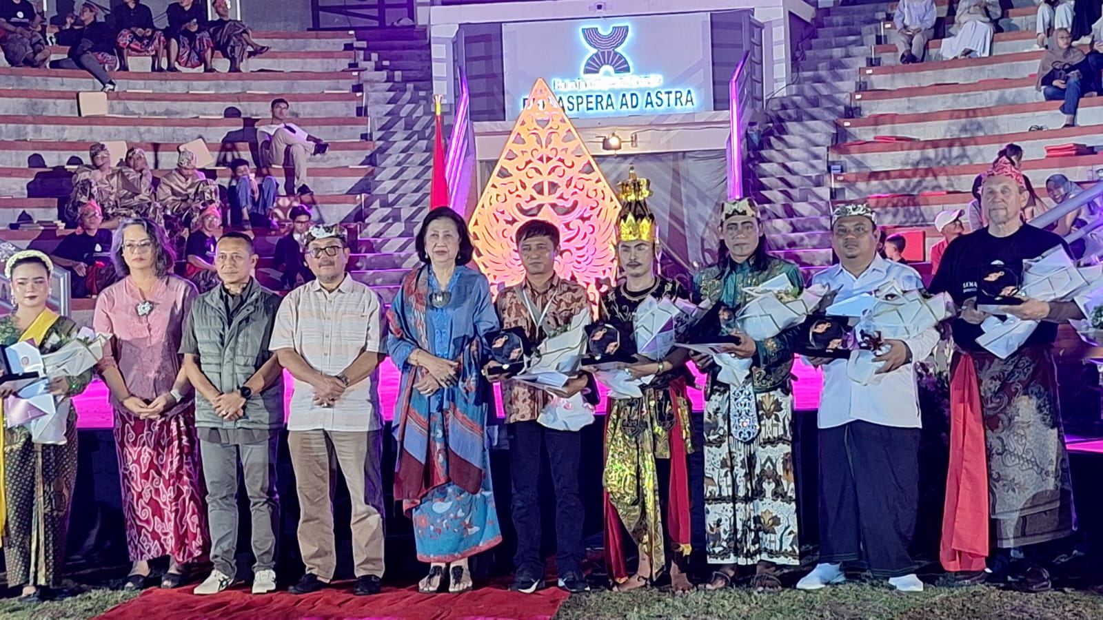 Pementasan 'Senandung Cirebon Bersatu dalam Warisan Budaya' dari Yayasan Prima Ardian Tana Tampil Bersama 8 Sanggar Seni dan Richard North