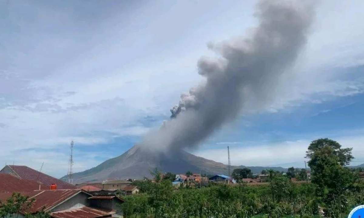 Gunung Sinabung Erupsi Hari Ini Semburkan Abu Vulkanik hingga 3.500 Meter, Warga Diminta Waspada
