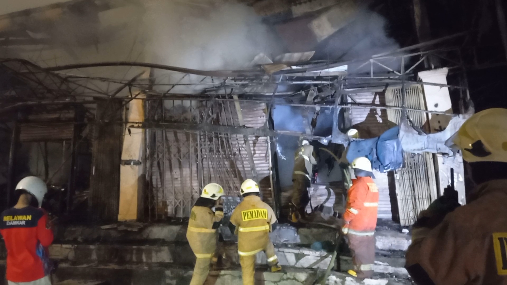 Gulkarmat Imbau Pedagang Maupun Warga Tak Masuki Area Kebakaran Pasar Puring: Masih Bahaya!