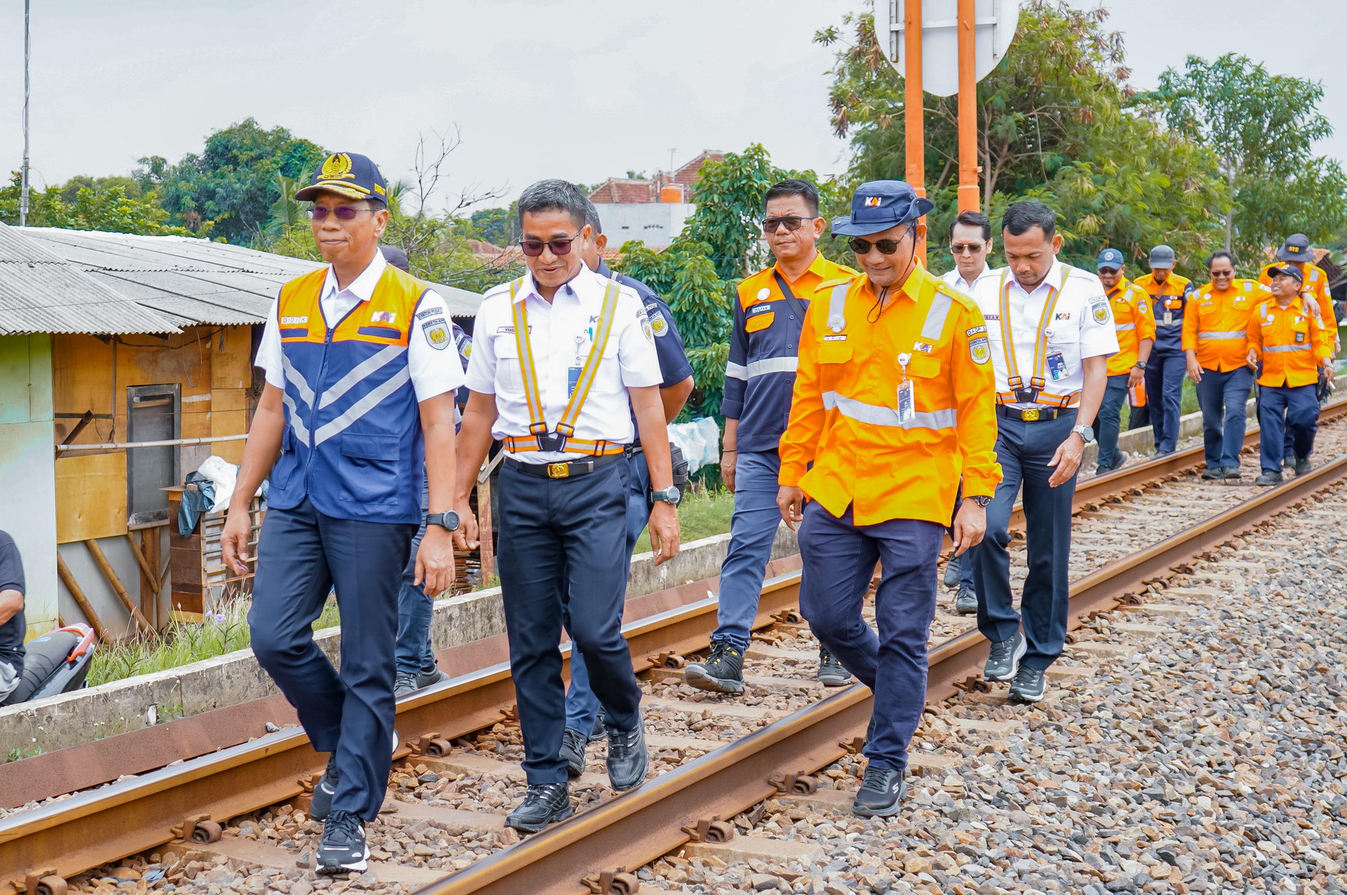 Bos KAI Turun Langsung Cek Rel Kereta Api, Pastikan Nataru Aman