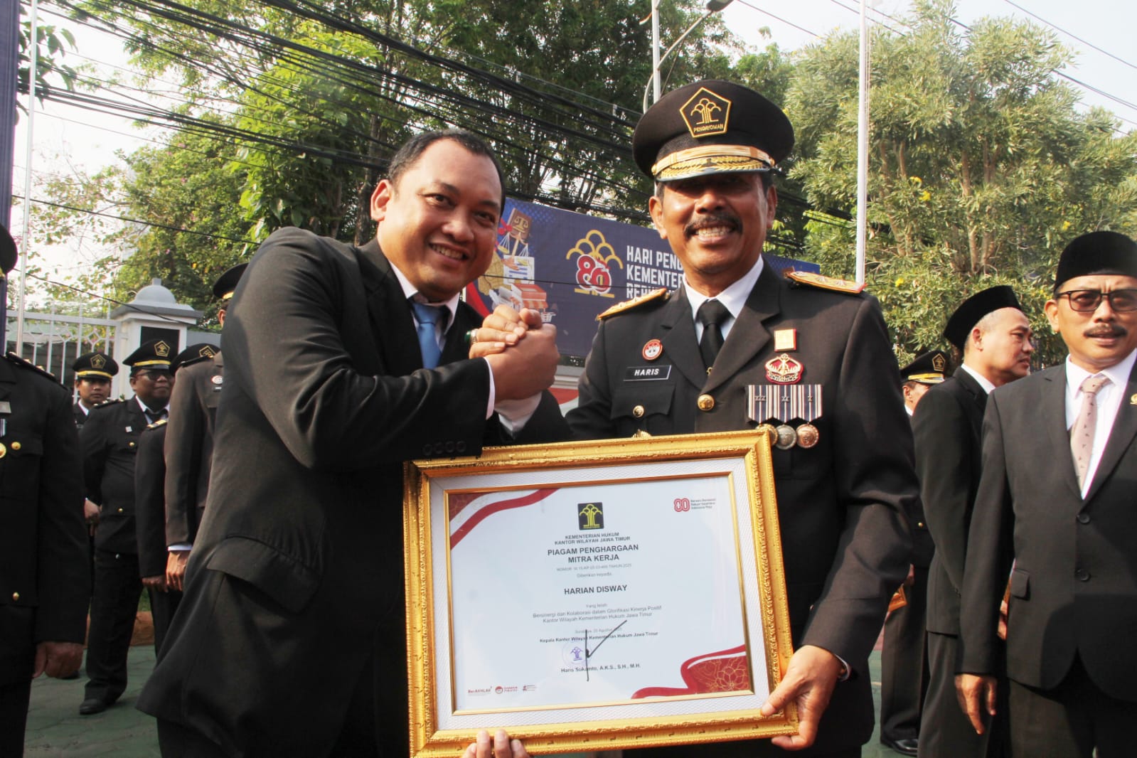 Hari Pengayoman Ke-80, Harian Disway Dianugerahi Penghargaan atas Sinergi Glorifikasi Kinerja Kanwil Kemenkum Jatim