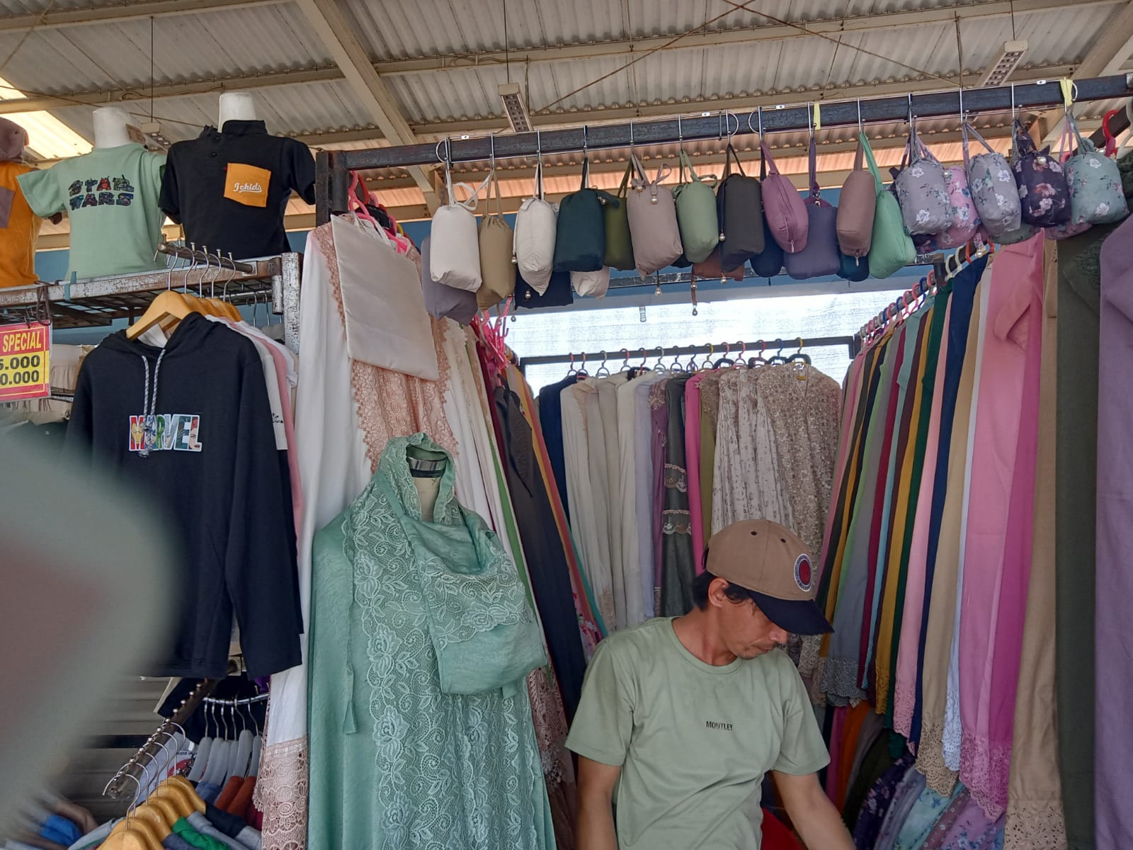 Bulan Ramadan Pasar Tanah Abang Dibanjiri Pembeli, Omset Penjualan Meningkat Drastis