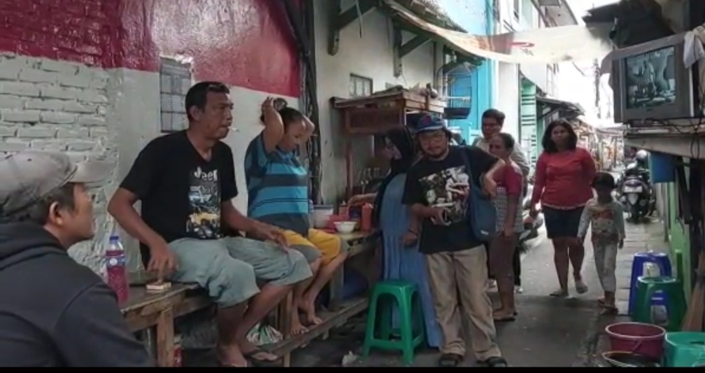 Warga Jakarta Tak Mampu Beli STB Serbu Poskamling, 'Nonton di Rumah Semut Semua'