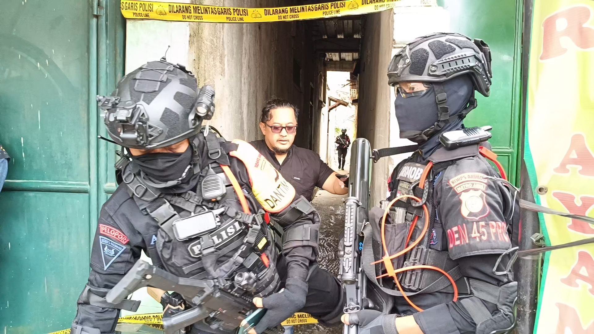 Gegana-Brimob hingga Puslabfor Polri Cek TKP Ledakan Pondok Cabe yang Rusak 10 Rumah