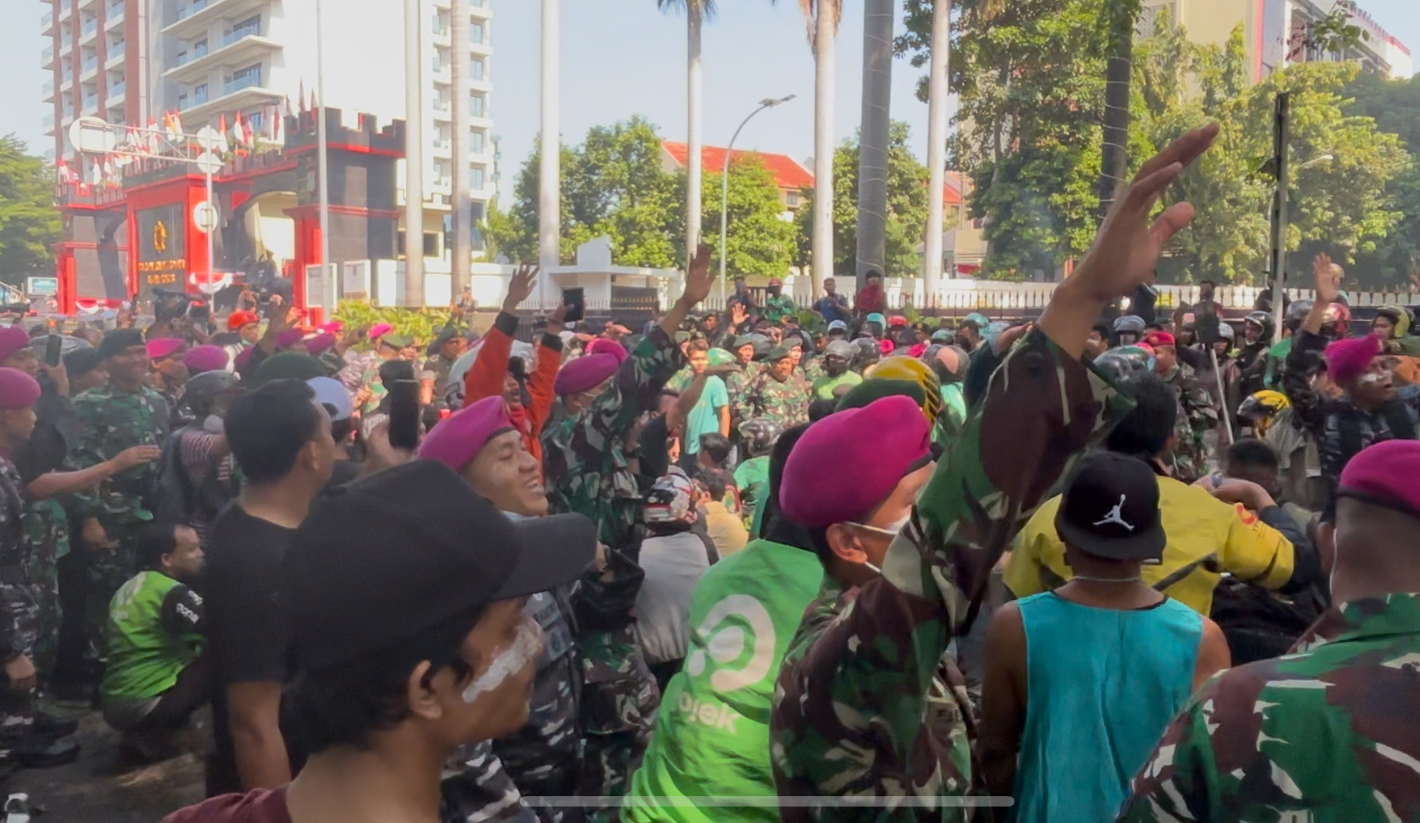 Tragedi Ojol Dilindas Rantis, TNI Turun Gunung Hadang Amukan Massa di Mako Brimob Kwitang