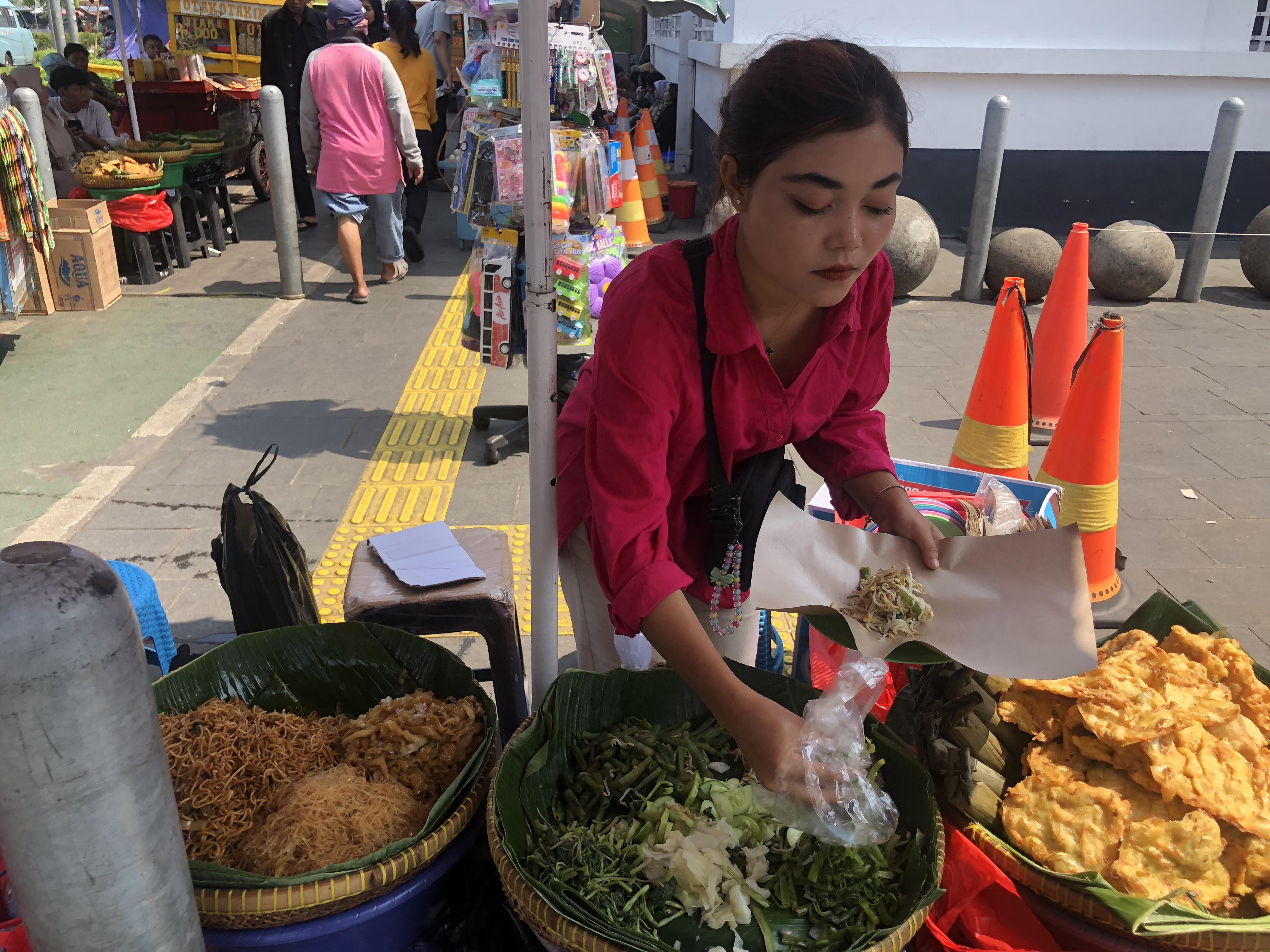 Kisah Lisa Penjual Pecel Berparas Cantik di Kawasan Kota Tua, Akui Betah Cari Duit di Jakarta
