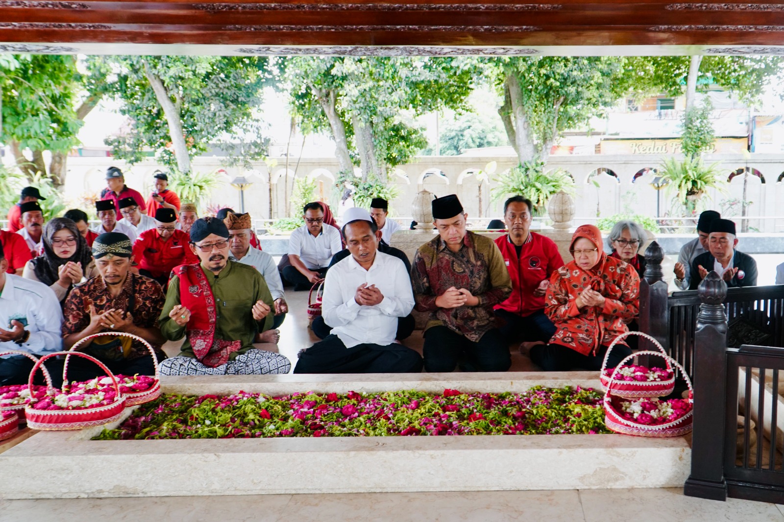 Jelang Pilgub 2024, Risma-Gus Hans Ziarah ke Makam Bung Karno dan Tokoh Ulama