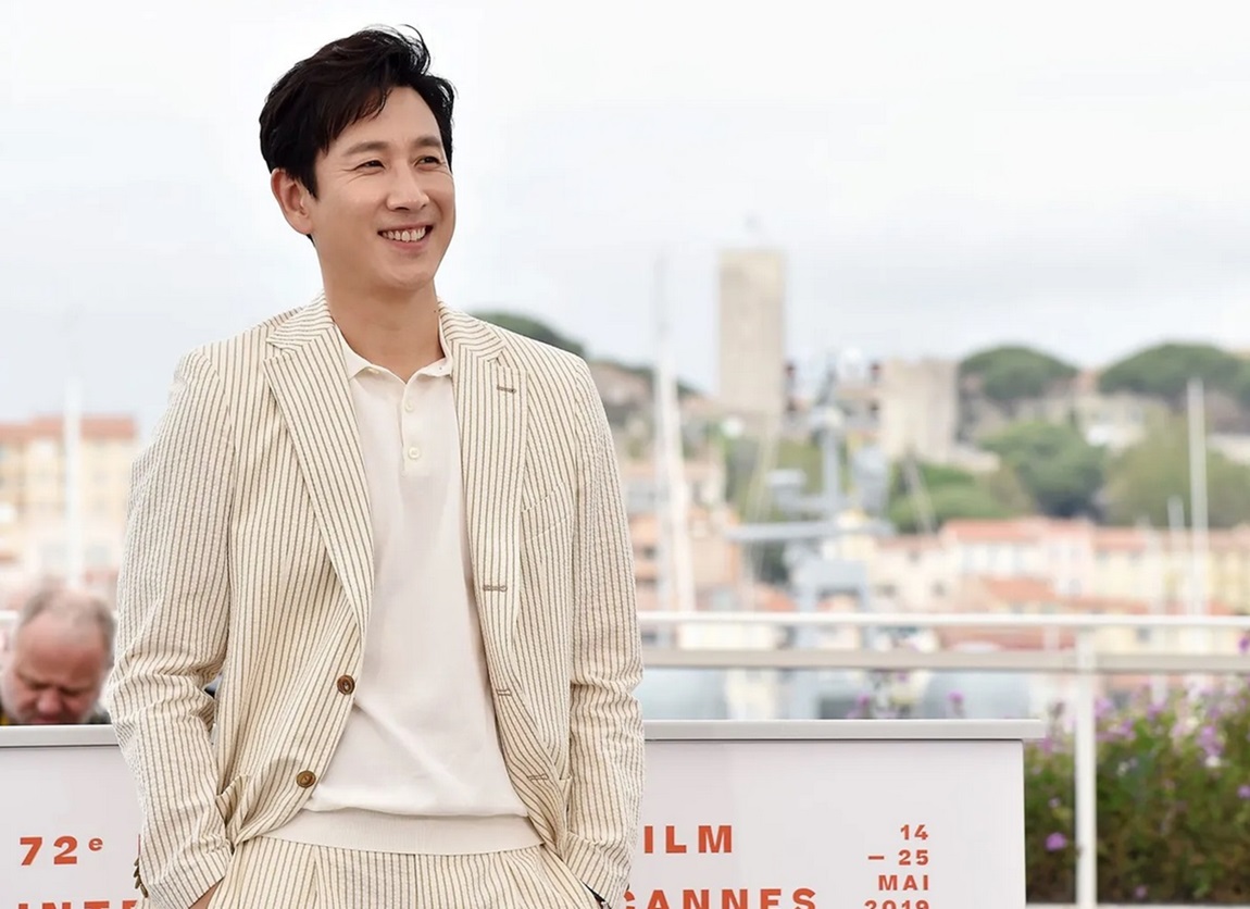 Wajib Tonton! Ini 5 Film dan Drakor Terbaik Lee Sun Kyun, dari Parasite Sampai My Mister 
