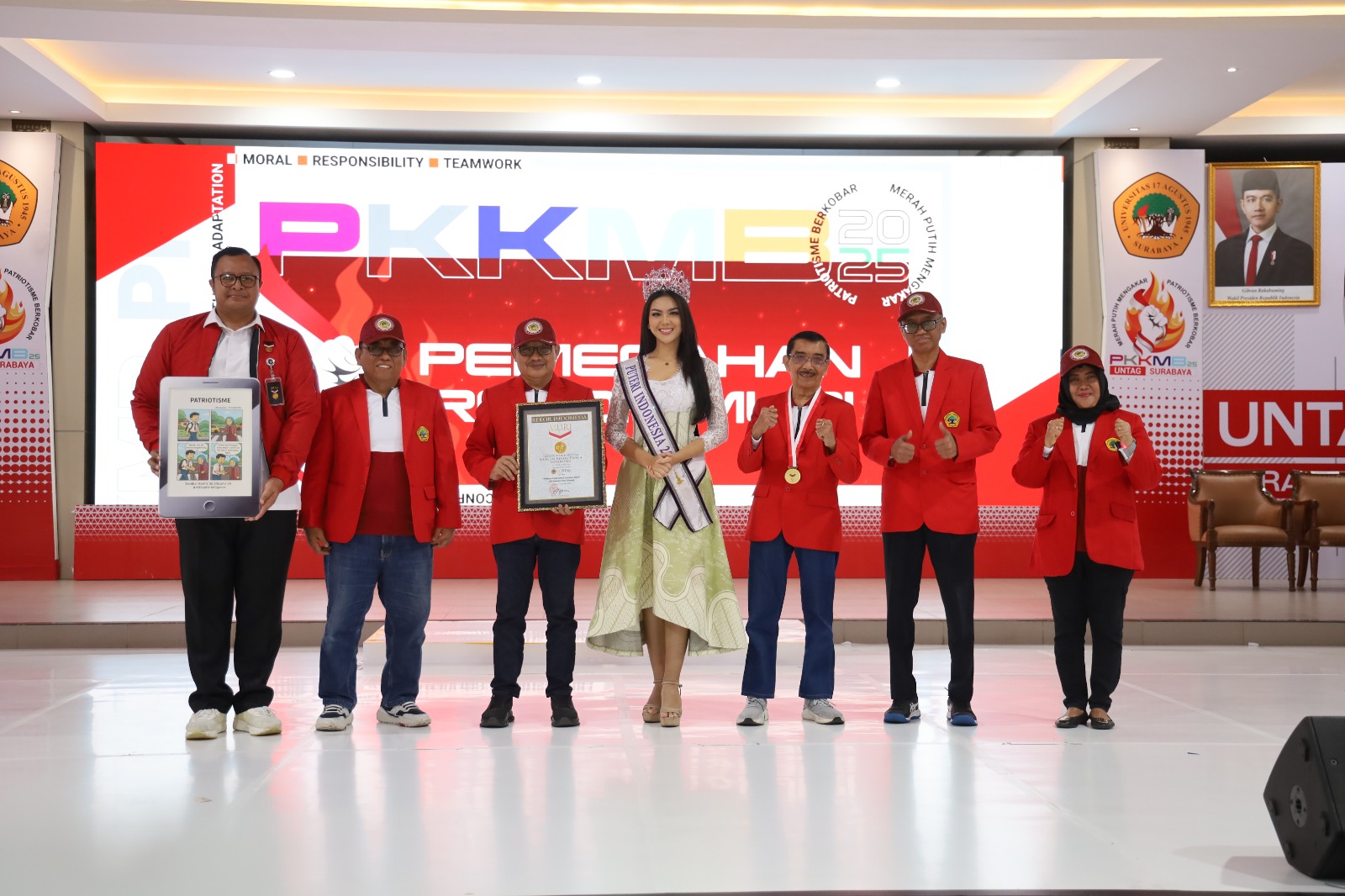 Untag Surabaya Raih Rekor MURI Lewat Komik AI Bertema Patriotisme