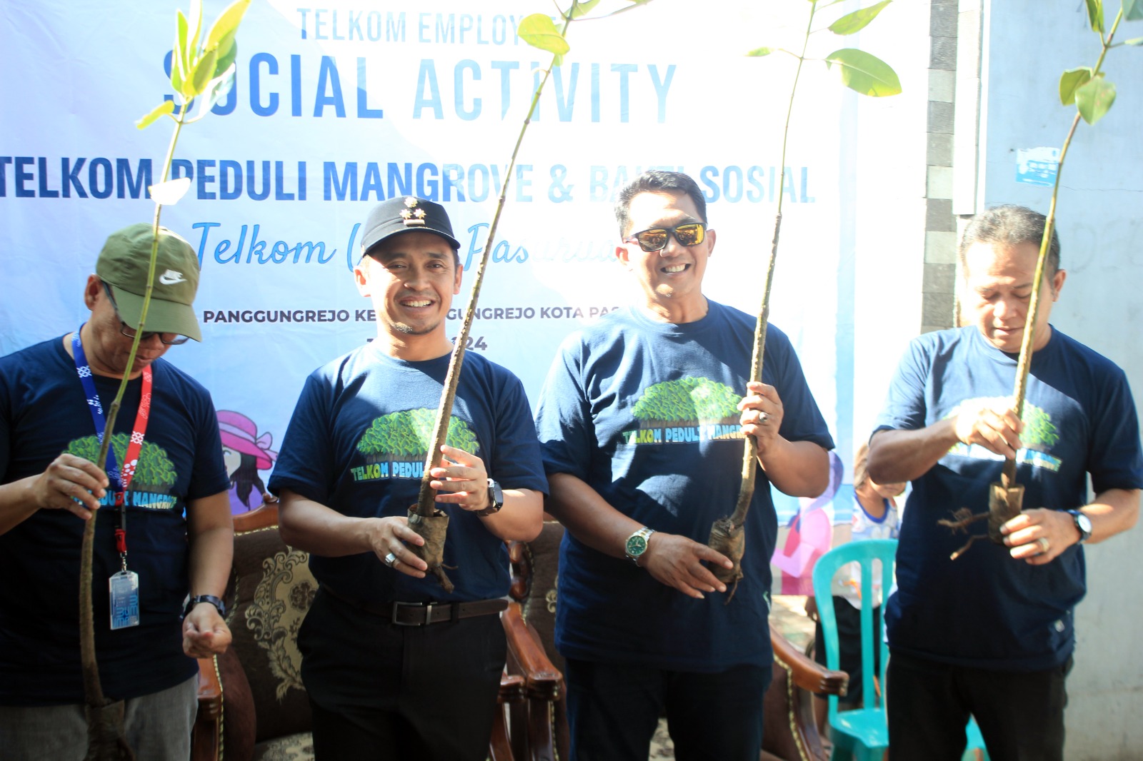 Mas Adi Tanam Mangrove di Pesisir Kota Pasuruan 