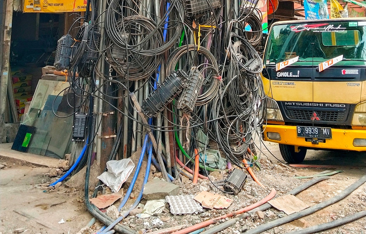 Kabel Semrawut di Kuningan Barat Resahkan Warga dan Pengguna Jalan