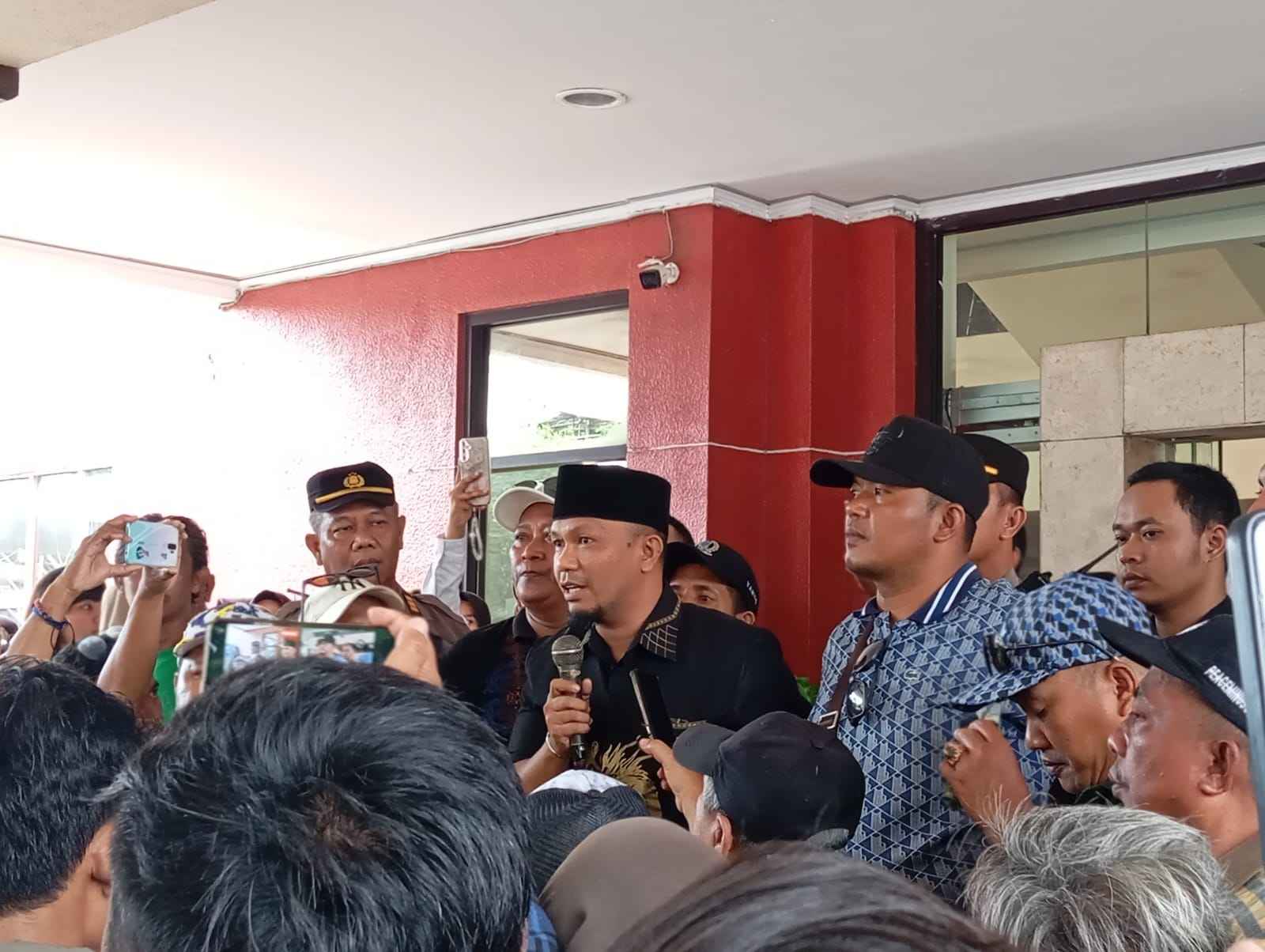 Jagal dan Pedagang Sapi Demo DPRD Surabaya, Tagih Janji Pembahasan Relokasi RPH Pegirian