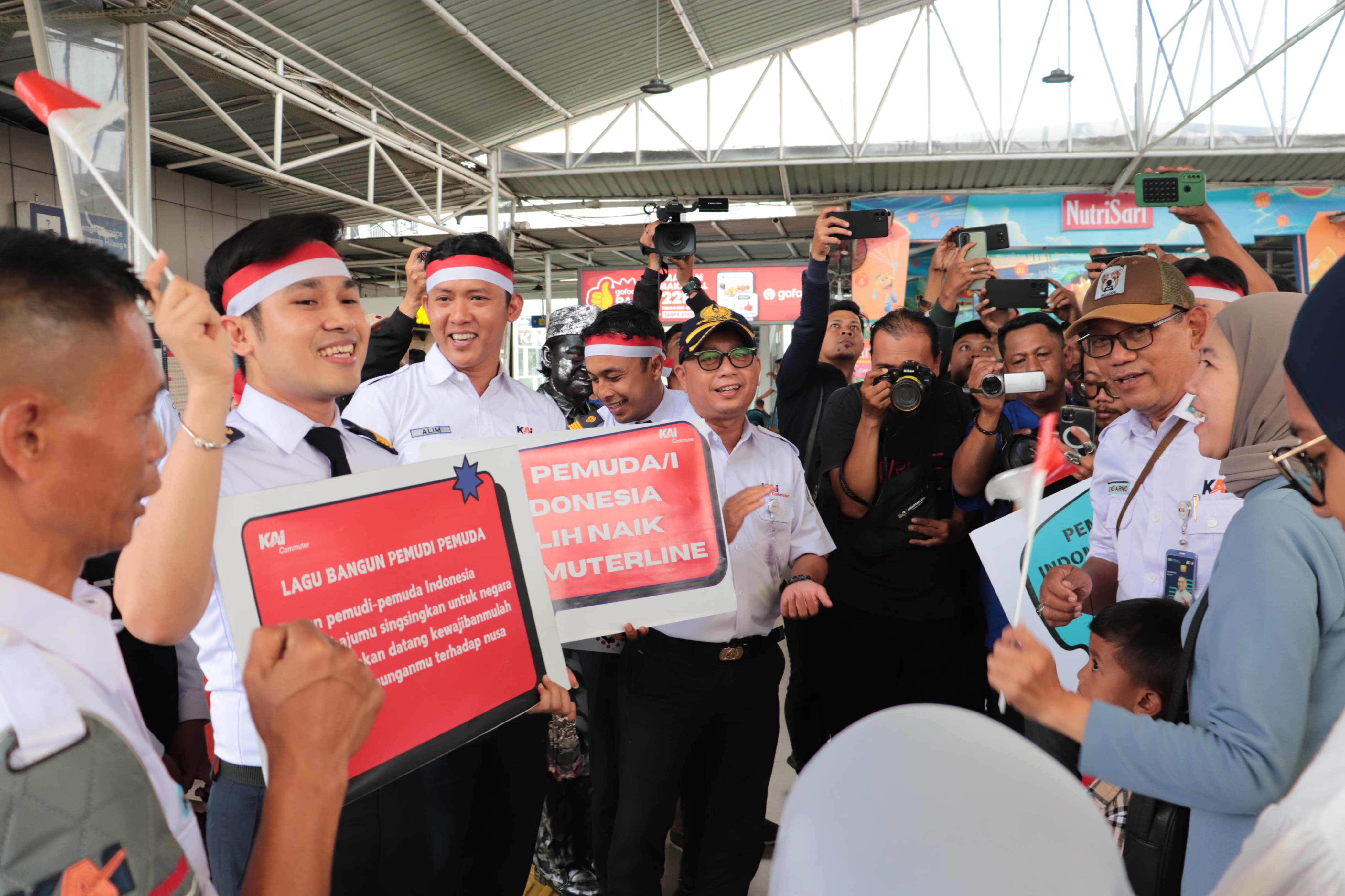 Pengguna Commuter Line yang Hafal Ikrar Sumpah Pemuda Dapat Suvenir Menarik dari KAI